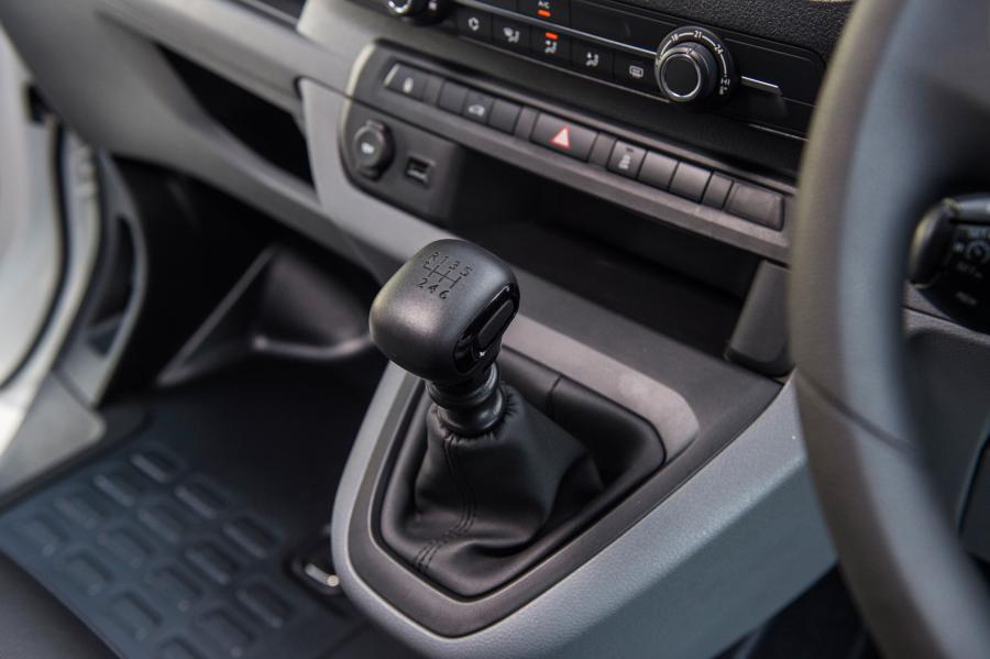 Детали интерьера Peugeot Expert 2019 года  (AU) (фото 5 из 10)